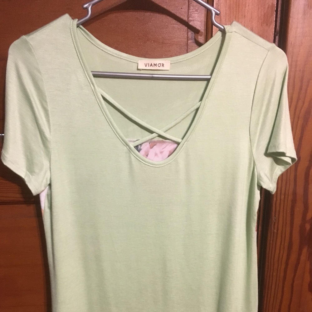 Ladies small criss cross floral back top. Nwot